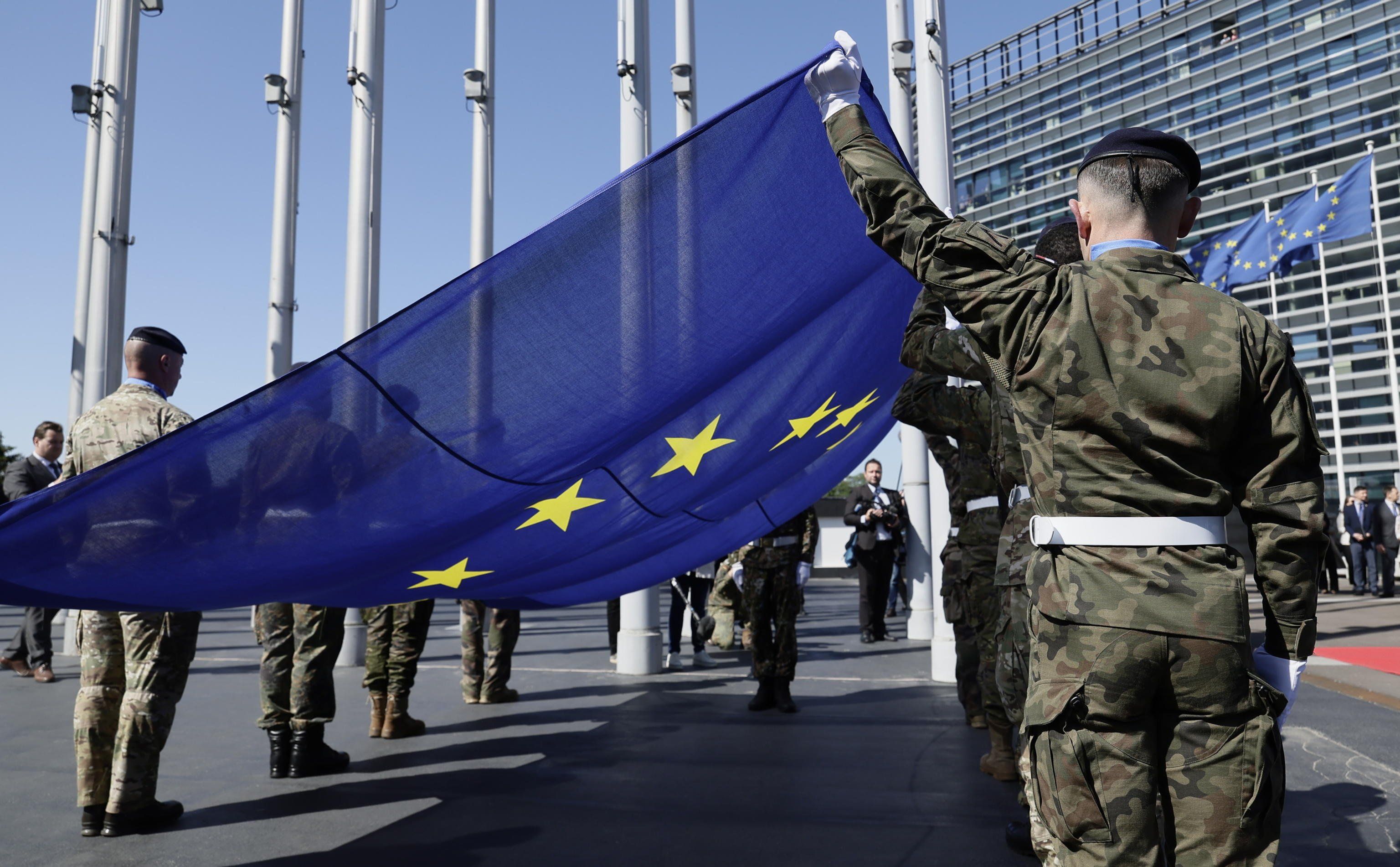 L’Europa tiene su l’elmetto: spara sanzioni a raffica e schiera un mini esercito