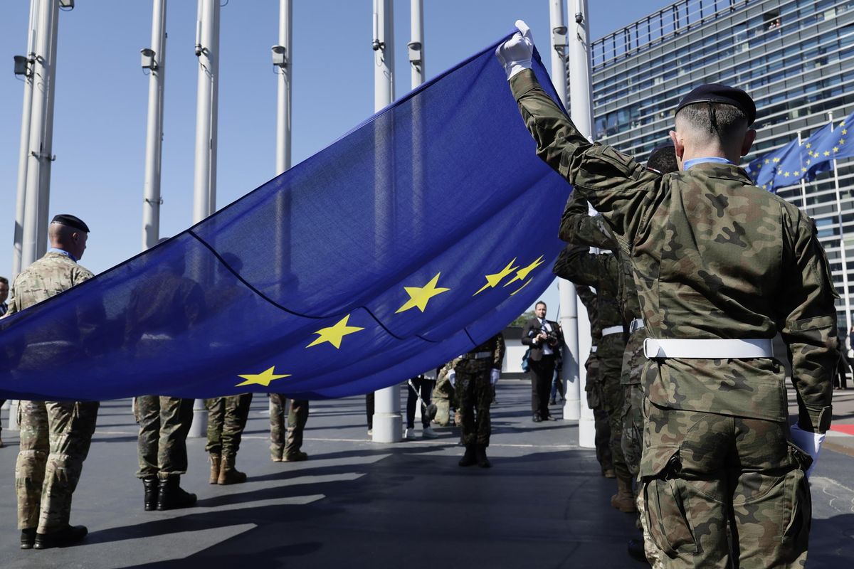 L’Europa tiene su l’elmetto: spara sanzioni a raffica e schiera un mini esercito