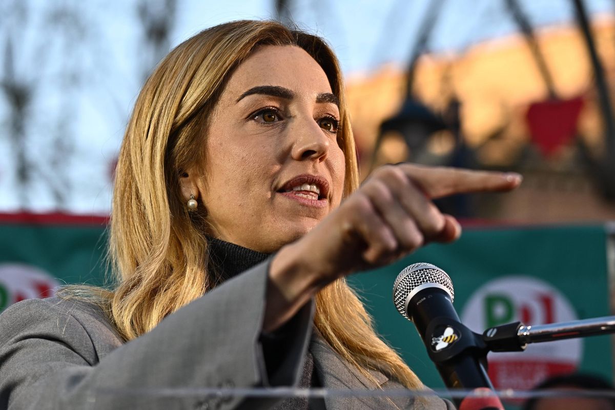 Nella lista della Salis spunta un indagato per furto di corrente