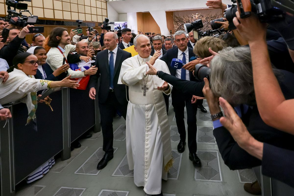 Alla fine benedice i cronisti in latino. Bergoglio nel 2013 lo fece in silenzio