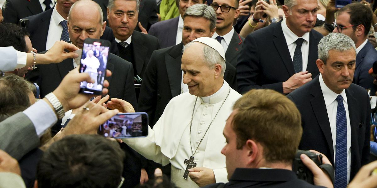 Il Papa disarma i giornalisti con l’elmetto Il Papa disarma i giornalisti con l’elmetto