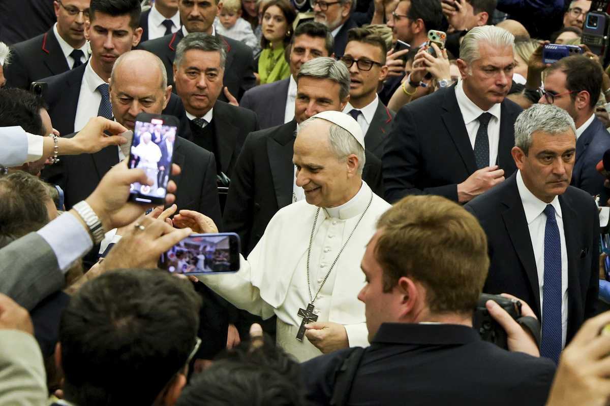Il Papa disarma i giornalisti con l’elmetto