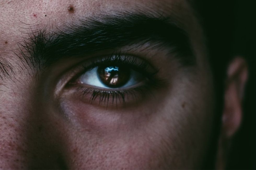 eye contact, confidence, looking around with confidence, body language, eyes