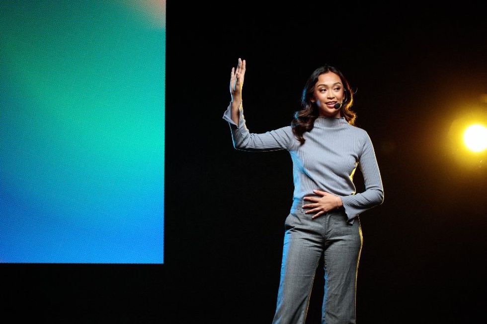 confidence when public speaking, the power of pauses, speaking slowly and confidently, uptalk, declaration