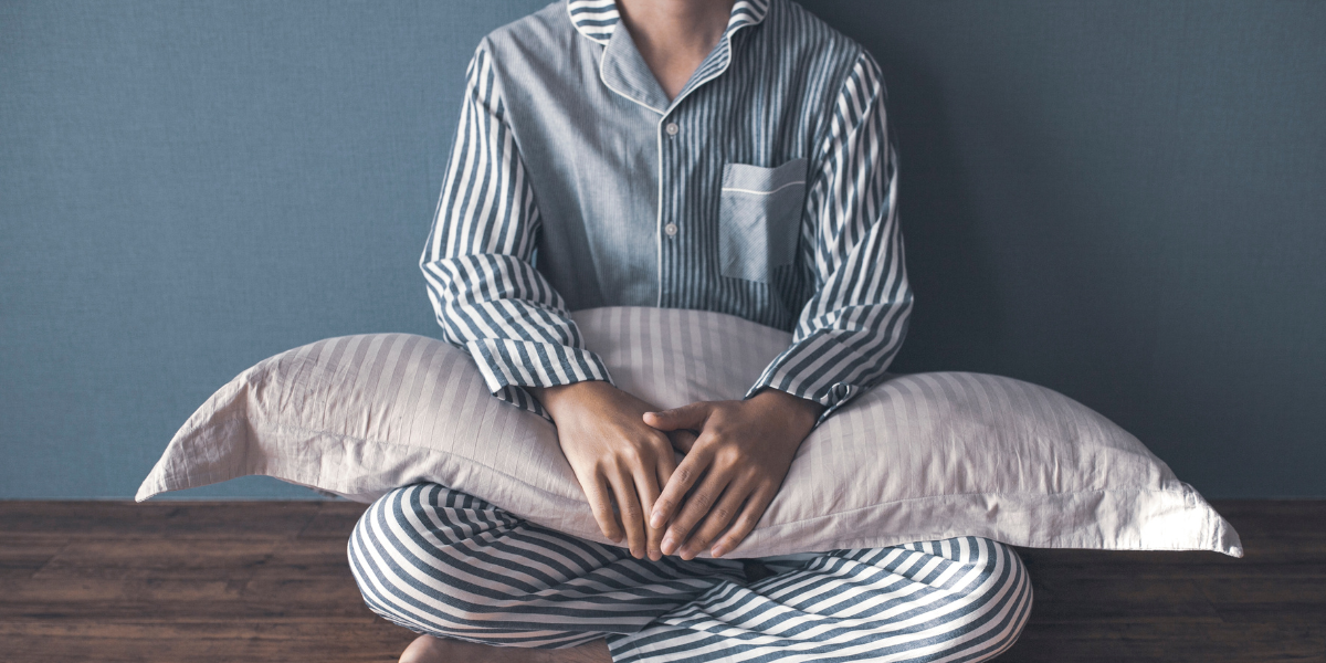 29-year-old moves to UK and is baffled when her boyfriend hides his pajamas under a pillow