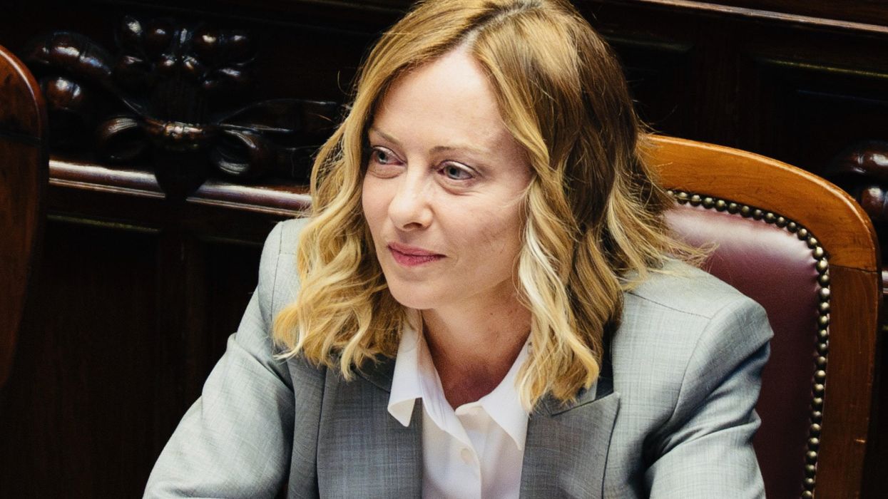 meloni sbugiarda elly e conte in aula tra le carnevalate dell opposizione