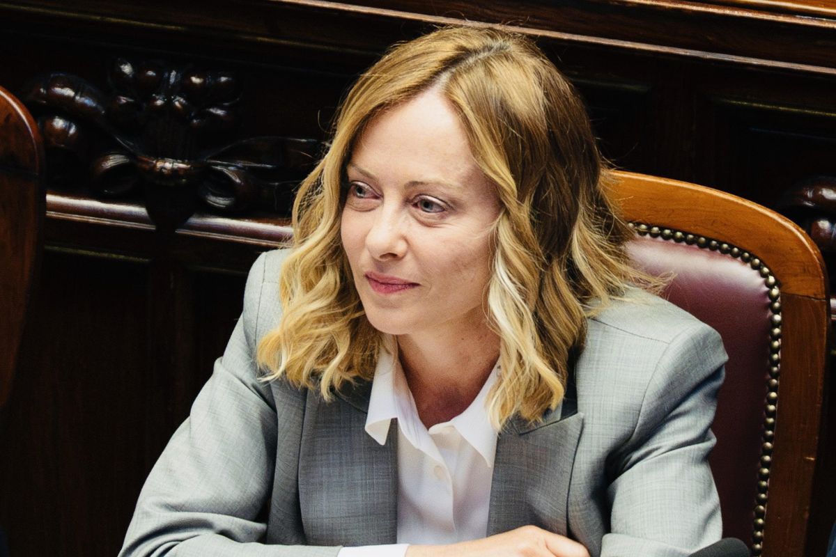 Meloni sbugiarda Elly e Conte in Aula tra le carnevalate dell’opposizione