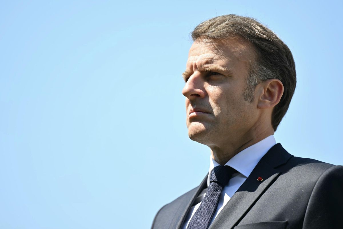 Comizi e sparate sull’atomica: Macron sabota la pace a Kiev per restare a galla in Francia