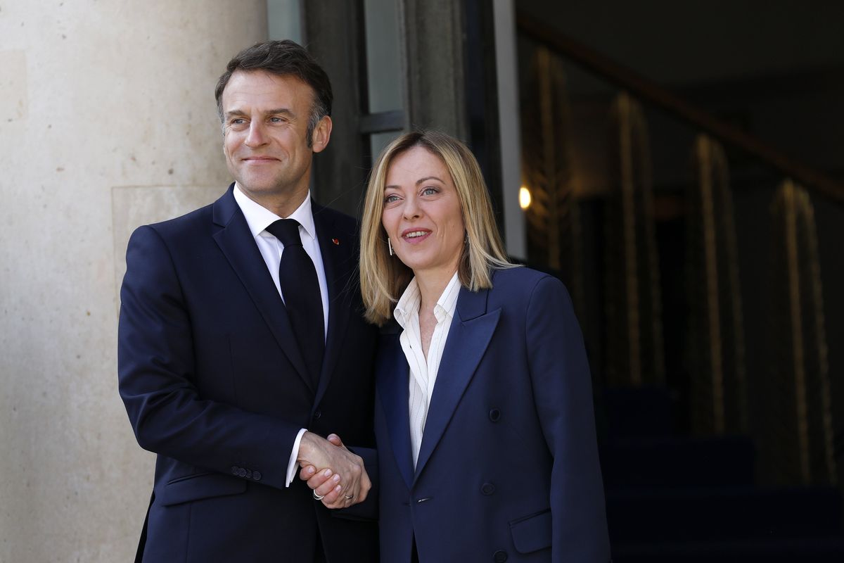 Macron cerca l’intesa con la Meloni su veicoli green e agro-alimentare
