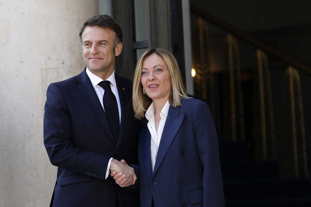 Macron cerca l’intesa con la Meloni su veicoli green e agro-alimentare