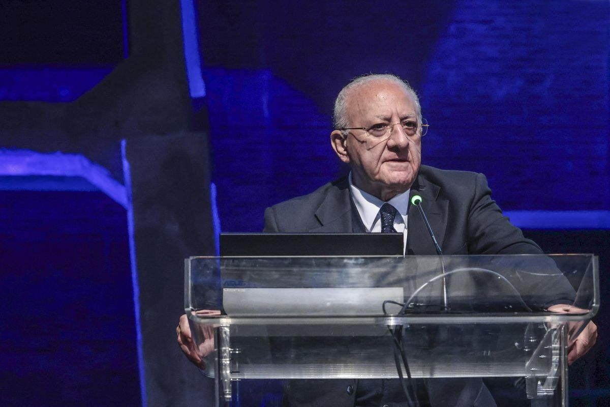 De Luca evoca la famiglia: è scandalo