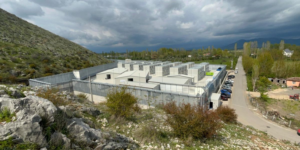 l eroe della linea pro migranti prese a coltellate suo fratello
