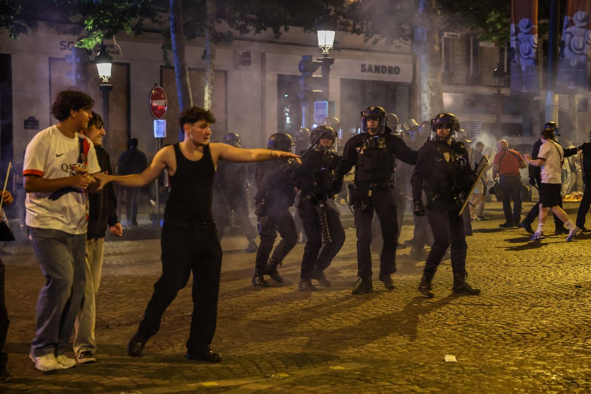 A Parigi morti e feriti per una partita. Ma le banlieue sono già a casa nostra