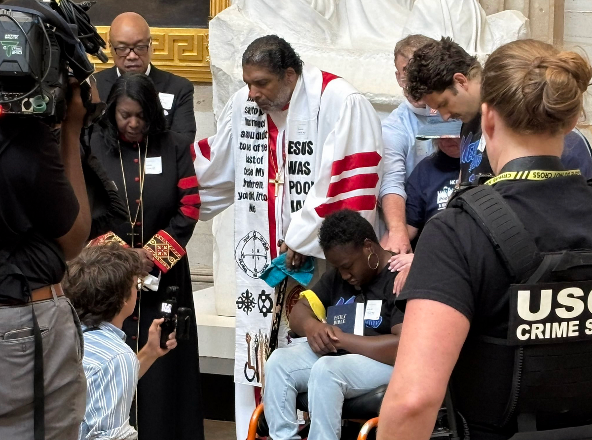 Rev. Barber führt während der Senatsdebatte einen „Moral Monday“-Marsch ...