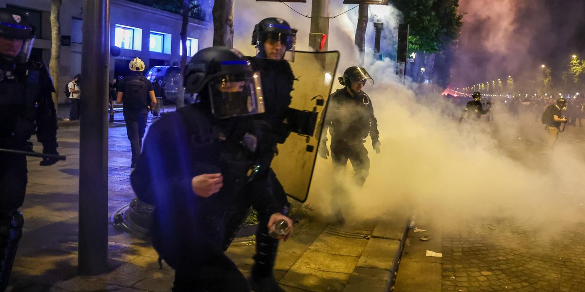 Mentre l’Eliseo fa propaganda Parigi brucia Mentre l’Eliseo fa propaganda Parigi brucia
