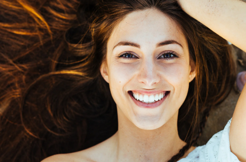 pretty girl, good looking woman, brown hair, nice smile, model