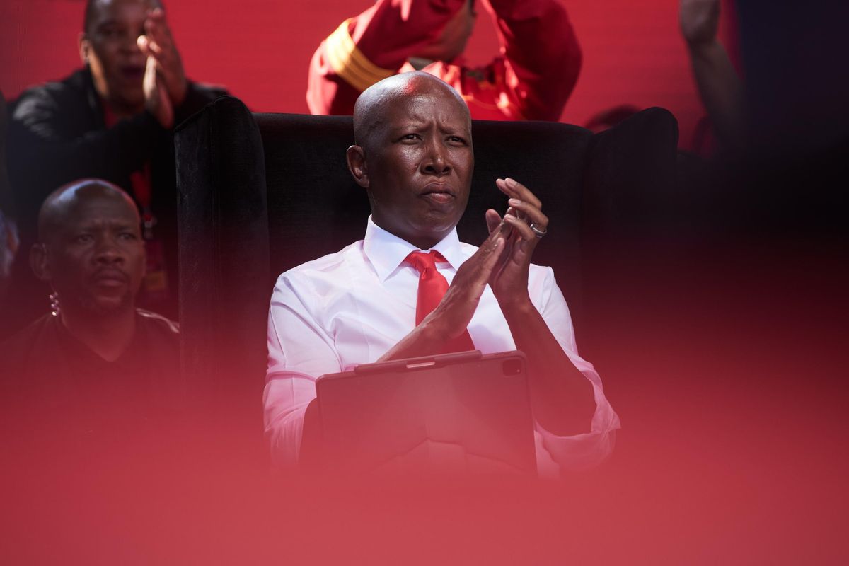 Un capo sudafricano rivendica lo slogan: «Uccidiamo i boeri» Un capo sudafricano rivendica lo slogan: «Uccidiamo i boeri»