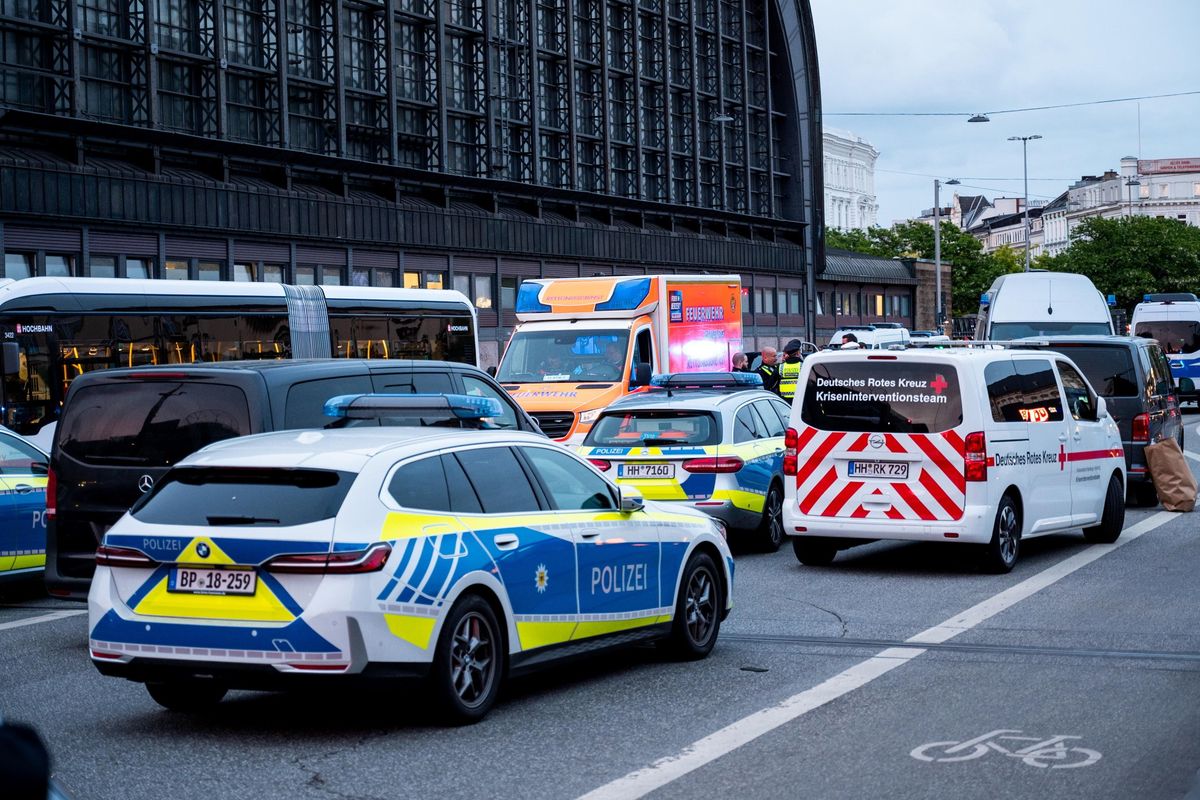 Attacco a colpi di coltello ad Amburgo. Arrestata una donna. «Ha agito da sola»