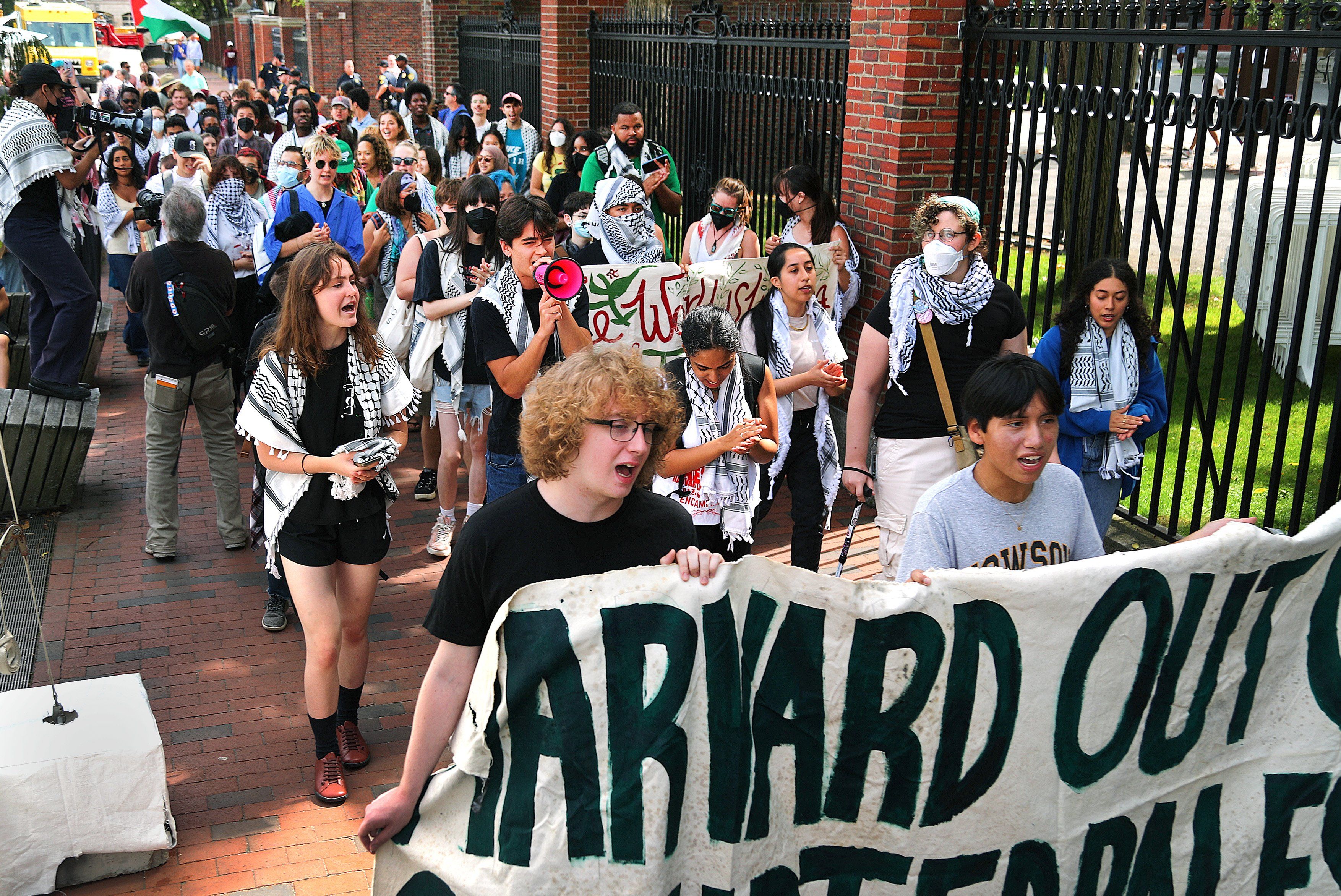 Via gli stranieri da Harvard. Il santuario woke ripagato con la sua moneta