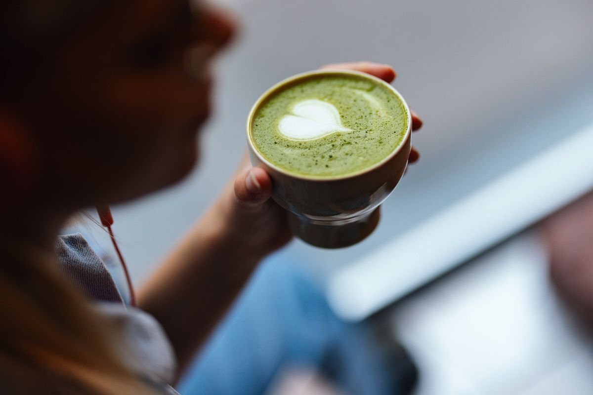 Caldo, freddo o nel latte. Tutti pazzi per il matcha, il tè verde giapponese alleato contro lo stress