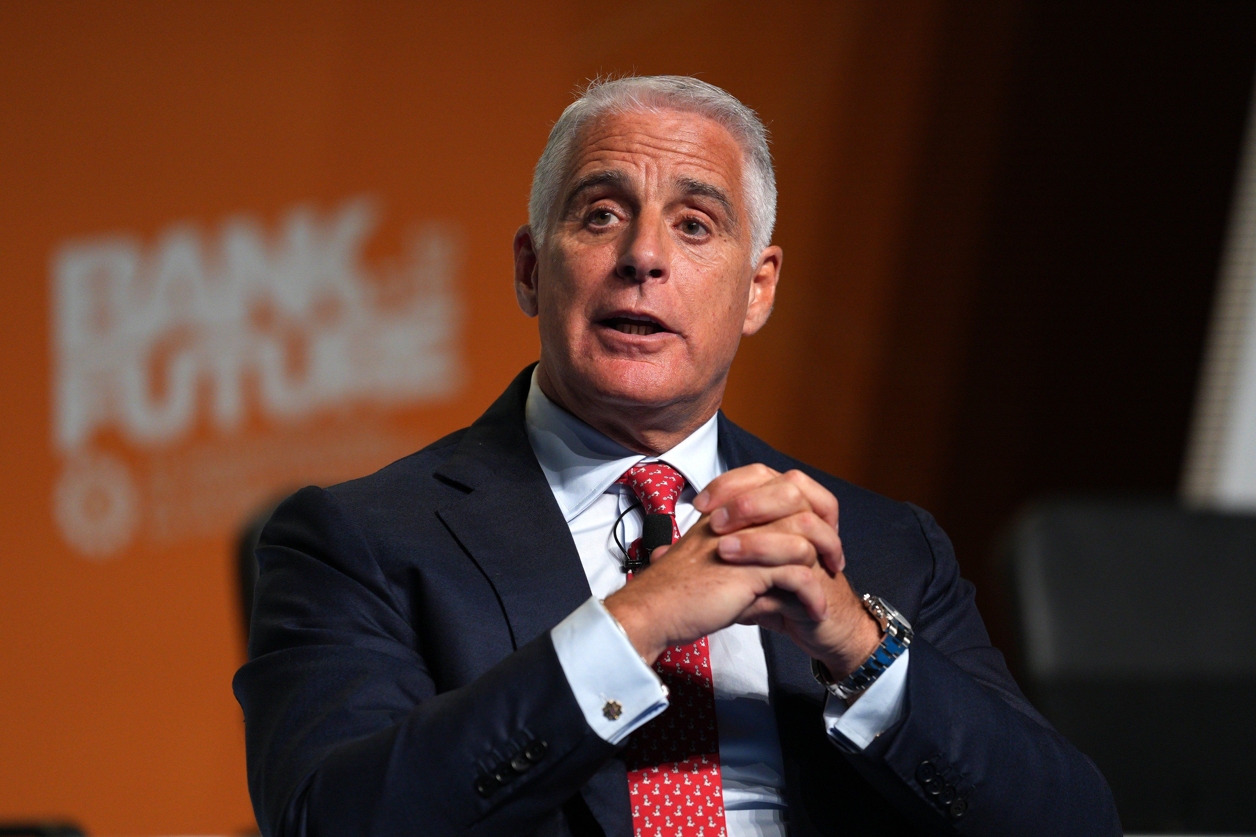 Unicredit tira dritto. Ma alla larga dal Leone