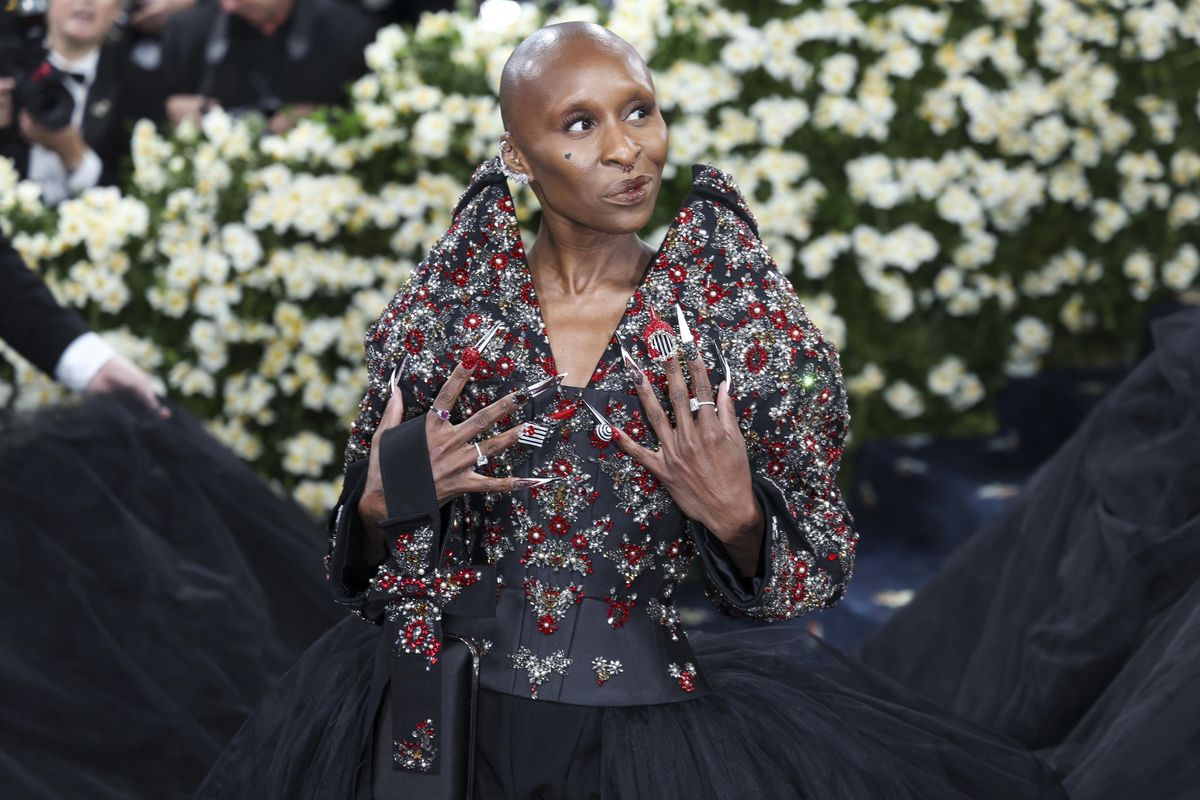 Il teatro di Hollywood ridipinge Gesù Cristo: diventa una donna di colore e bisessuale