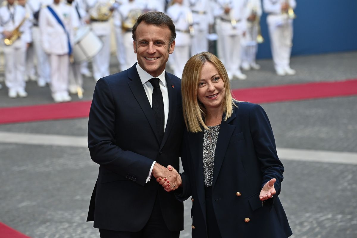 «Almeno l’essenziale». Meloni e Macron cercano una quadra