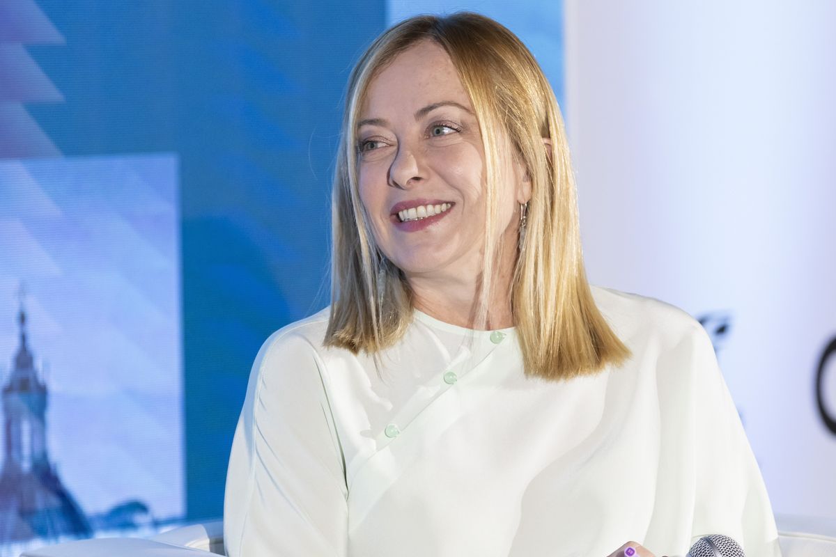 Meloni: «Provano a darci una spallata, ma non cadiamo»