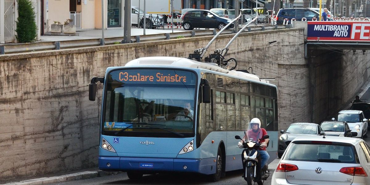 Al Pd piacciono i pali soltanto se «eolici». Quelli dell’eco filobus deturpano la città Al Pd piacciono i pali soltanto se «eolici». Quelli dell’eco filobus deturpano la città