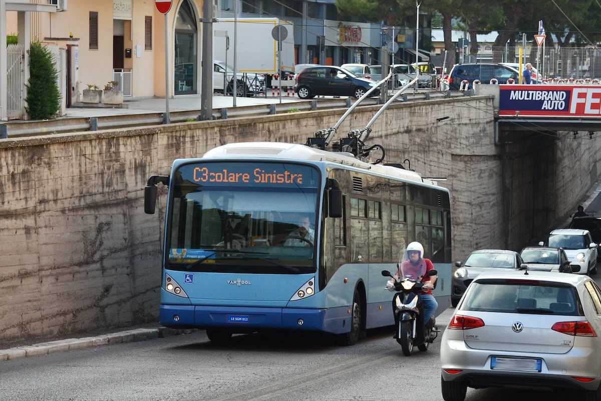 Al Pd piacciono i pali soltanto se «eolici». Quelli dell’eco-filobus deturpano la città