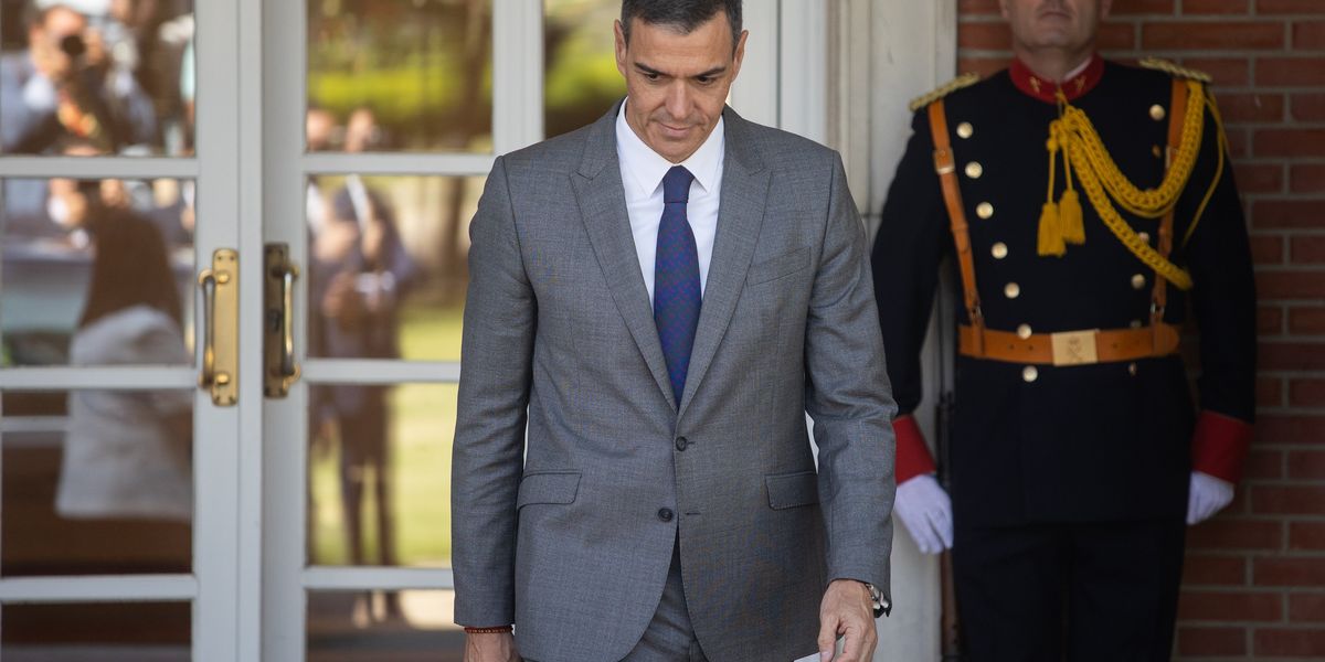 Sánchez pompa la difesa e taglia l’istruzione