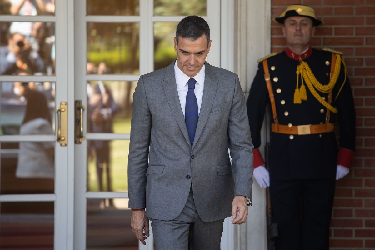 Sánchez pompa la difesa e taglia l’istruzione