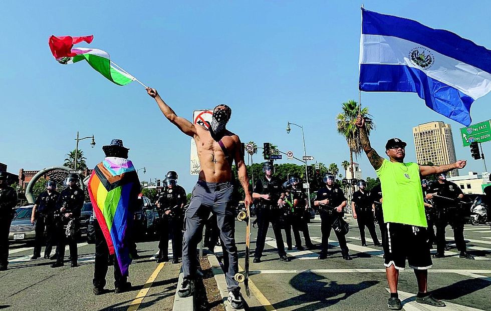 Rinforzi a Los Angeles: mandati 700 marines