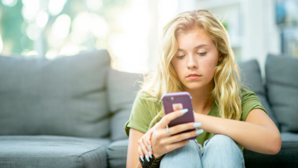 social media, smartphones, social media addiction, teens smart phones, screentime