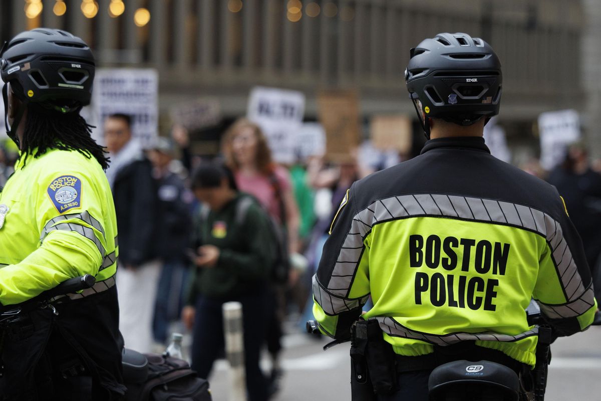 Reprimere devastazioni pro clandestini violenti per i dem è «attentato alla democrazia»