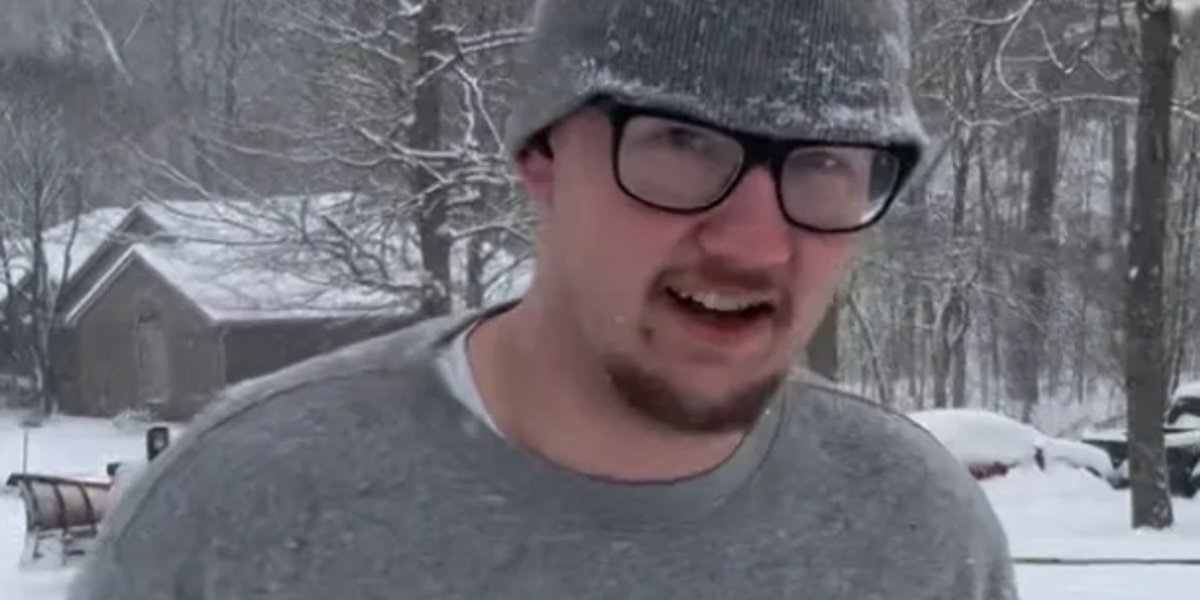Dedicated pizza guy delivered in a snowstorm and got a $2 tip. A cop noticed and stepped up.