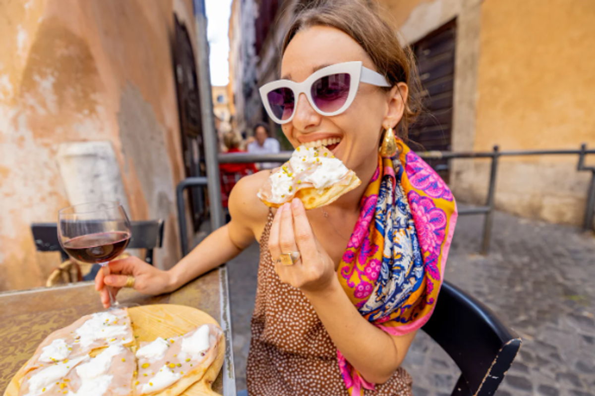 american food, italian food, american tourist, italian pizza, wine, big sunglasses