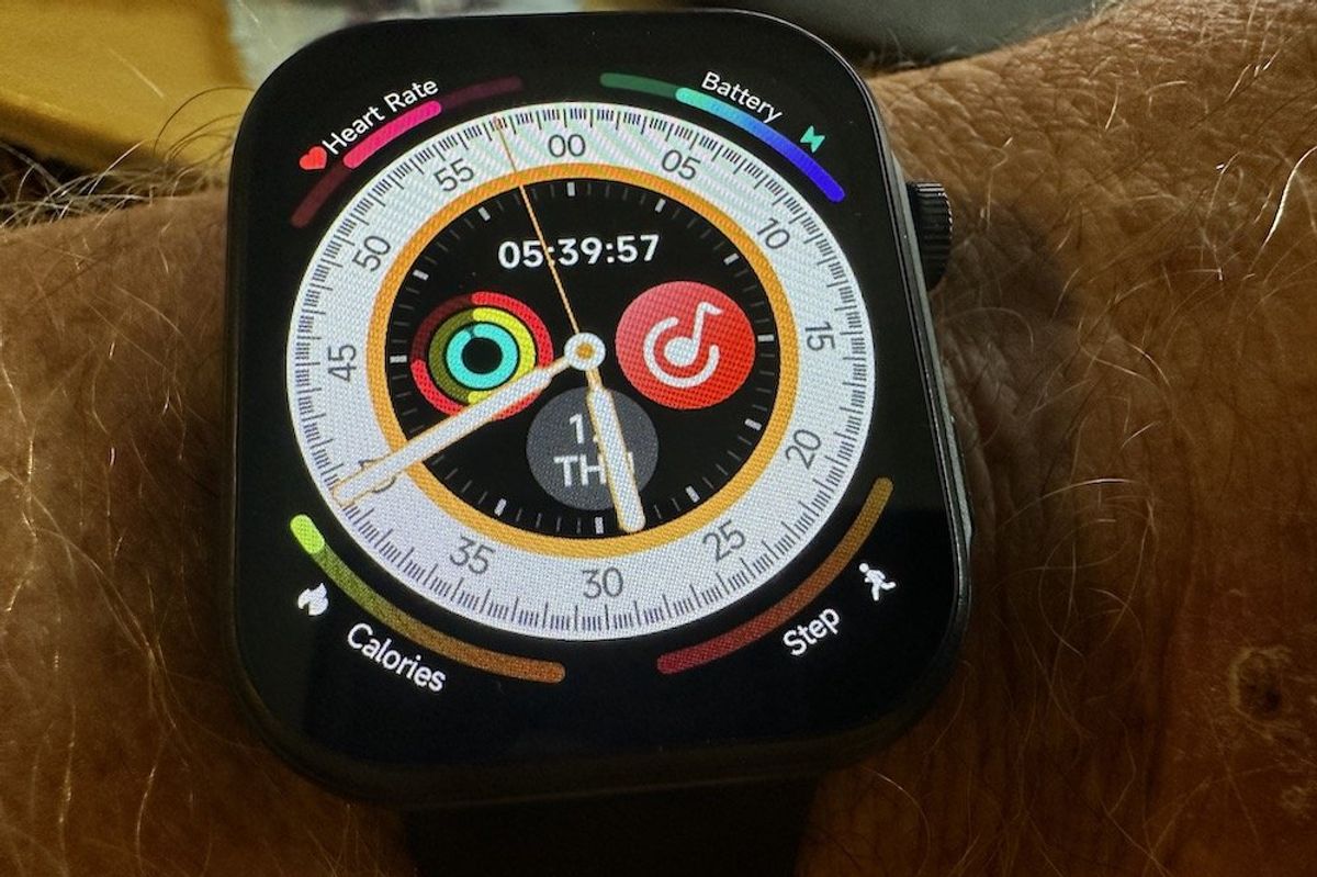 photo of AMOLED display on S6 Smartwatch
