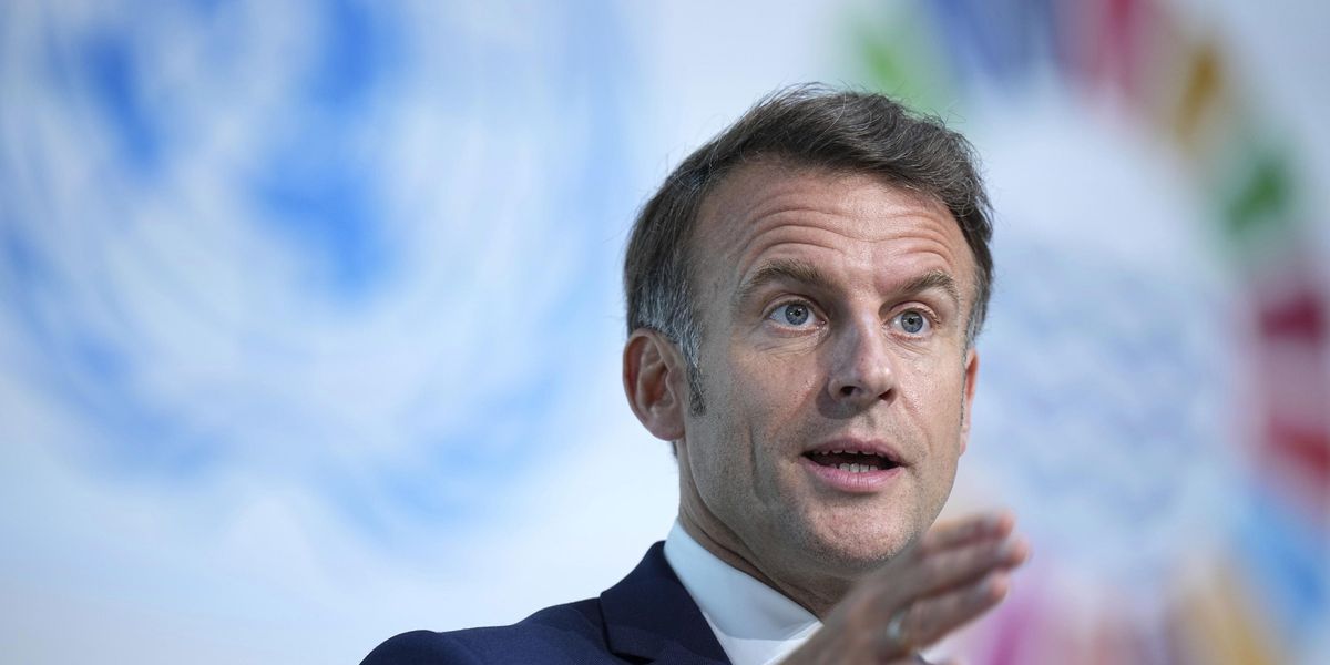 Pur di spegnere il social di Elon Macron lo equipara a un sito porno Pur di spegnere il social di Elon Macron lo equipara a un sito porno