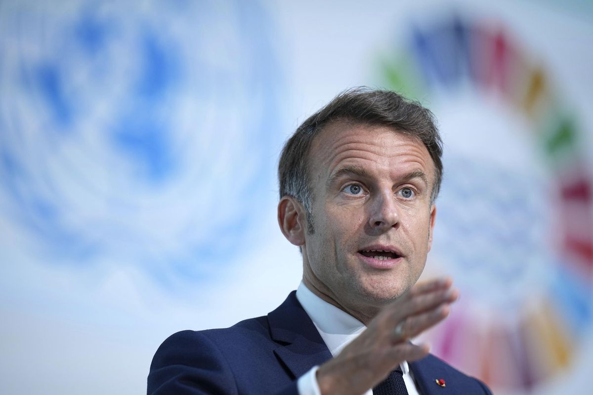 Pur di spegnere il social di Elon Macron lo equipara a un sito porno