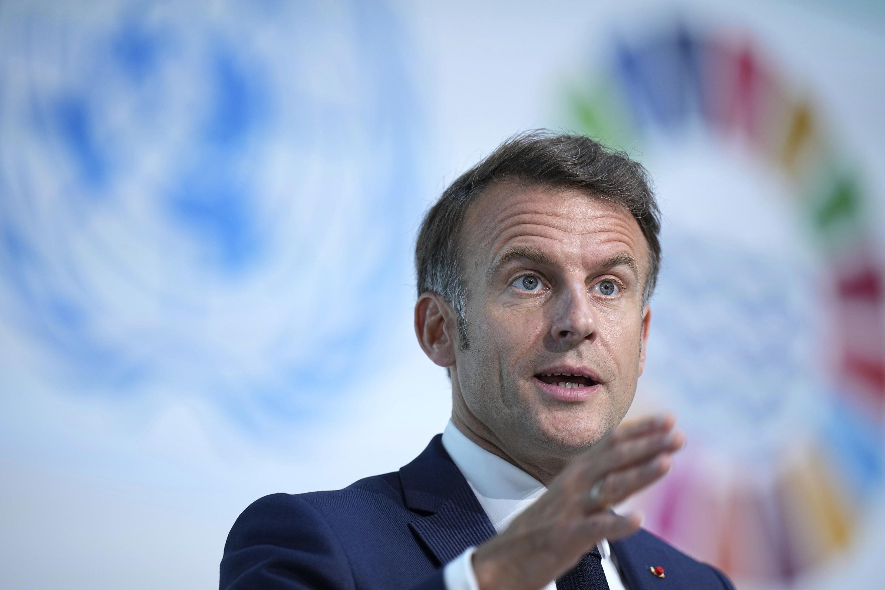 Pur di spegnere il social di Elon Macron lo equipara a un sito porno