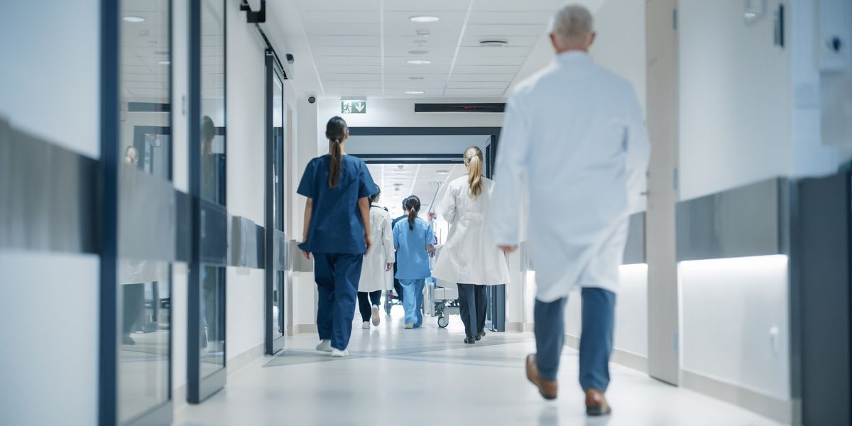 i veri negazionisti della pandemia sono stati giornalisti medici e burocrati