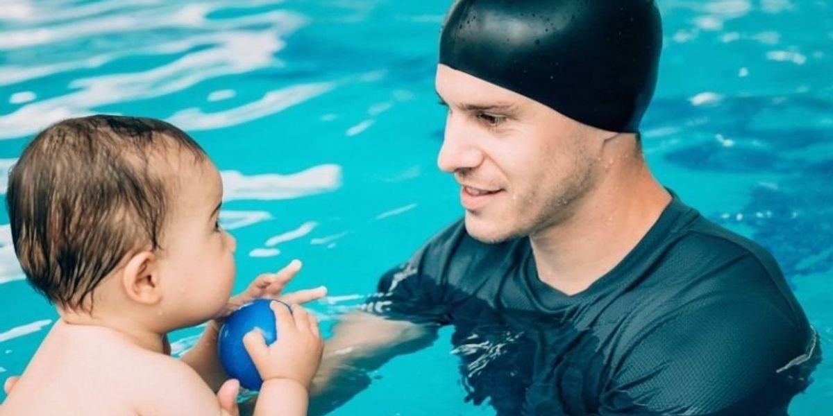 Swim coach's reaction when toddler tries to kiss him is a masterclass in teaching boundaries