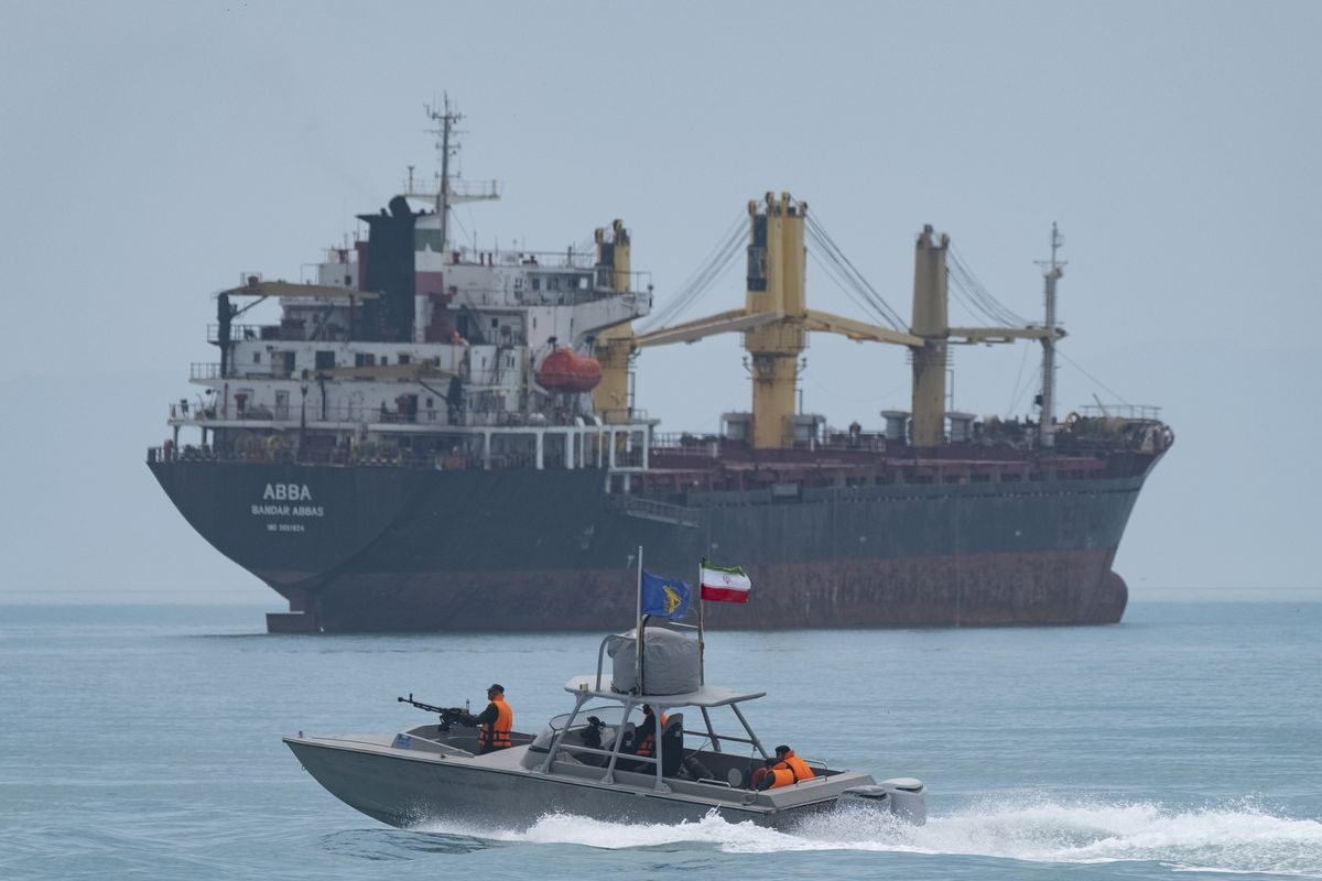 Iran pronto a chiudere lo Stretto di Hormuz