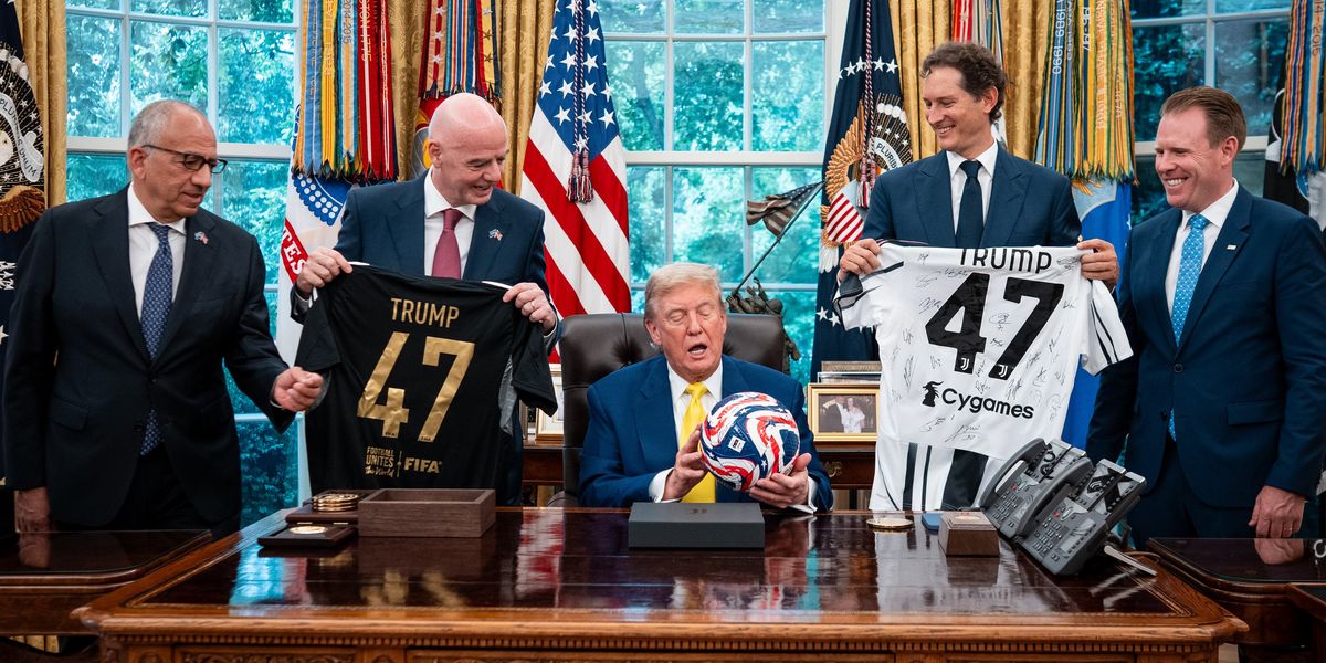 Elkann affossa Trump sui suoi giornali. Ma alla Casa Bianca diventa «zerbino» Elkann affossa Trump sui suoi giornali. Ma alla Casa Bianca diventa «zerbino»