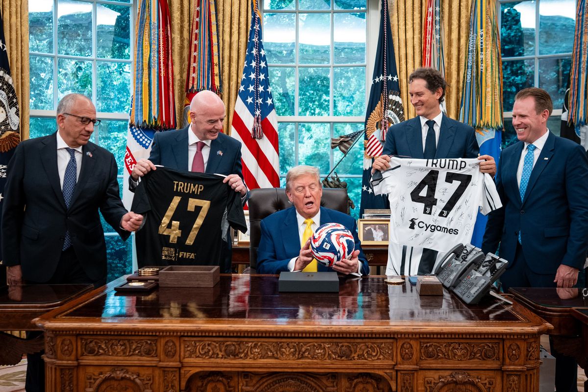 Elkann affossa Trump sui suoi giornali. Ma alla Casa Bianca diventa «zerbino»