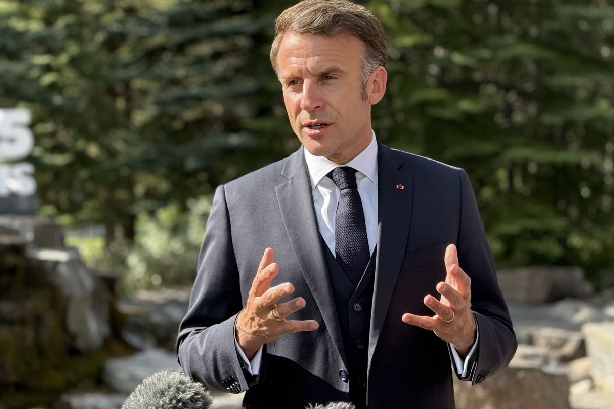 Macron piazzista delle armi francesi investe 1,7 miliardi sul nemico di Starlink