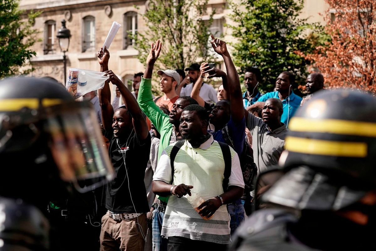 Gli immigrati devastano la Francia. L’accoglienza si mangia il 3,4% di Pil