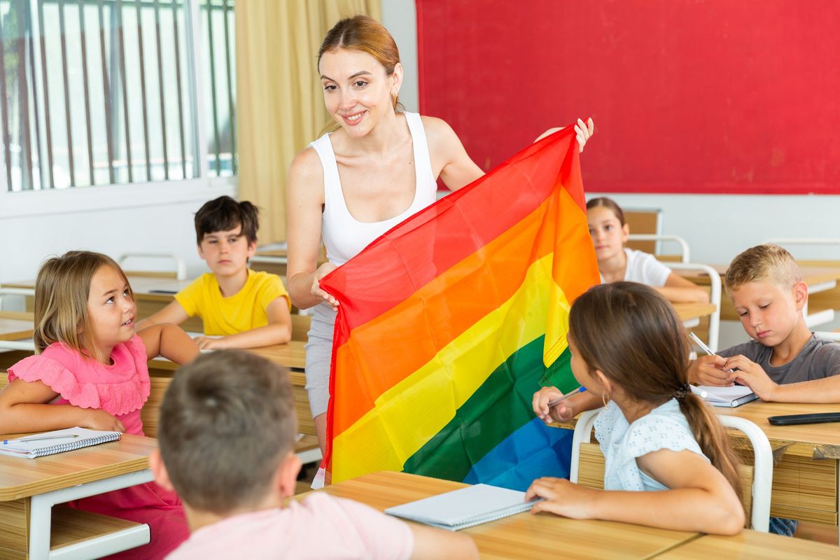 Informare i genitori è «controllo sociale». Indottrinare i bimbi invece è «pluralismo»