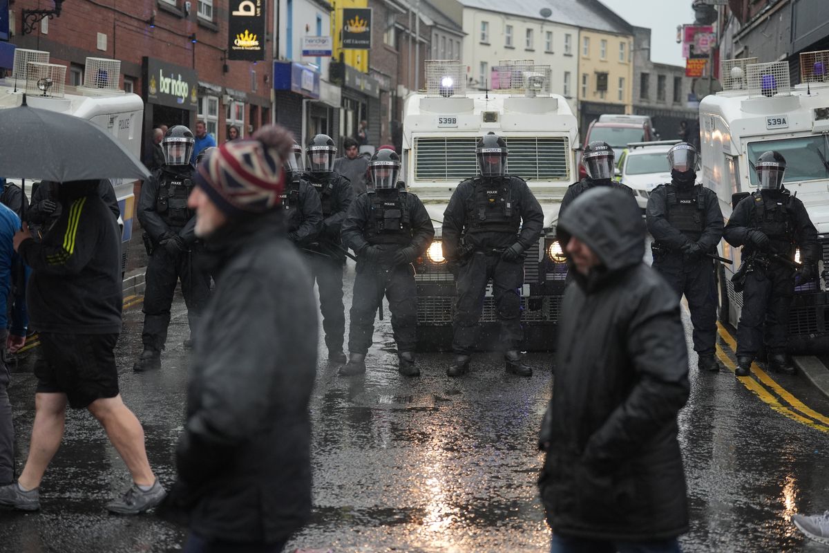 Irlanda del Nord, 63 poliziotti feriti
